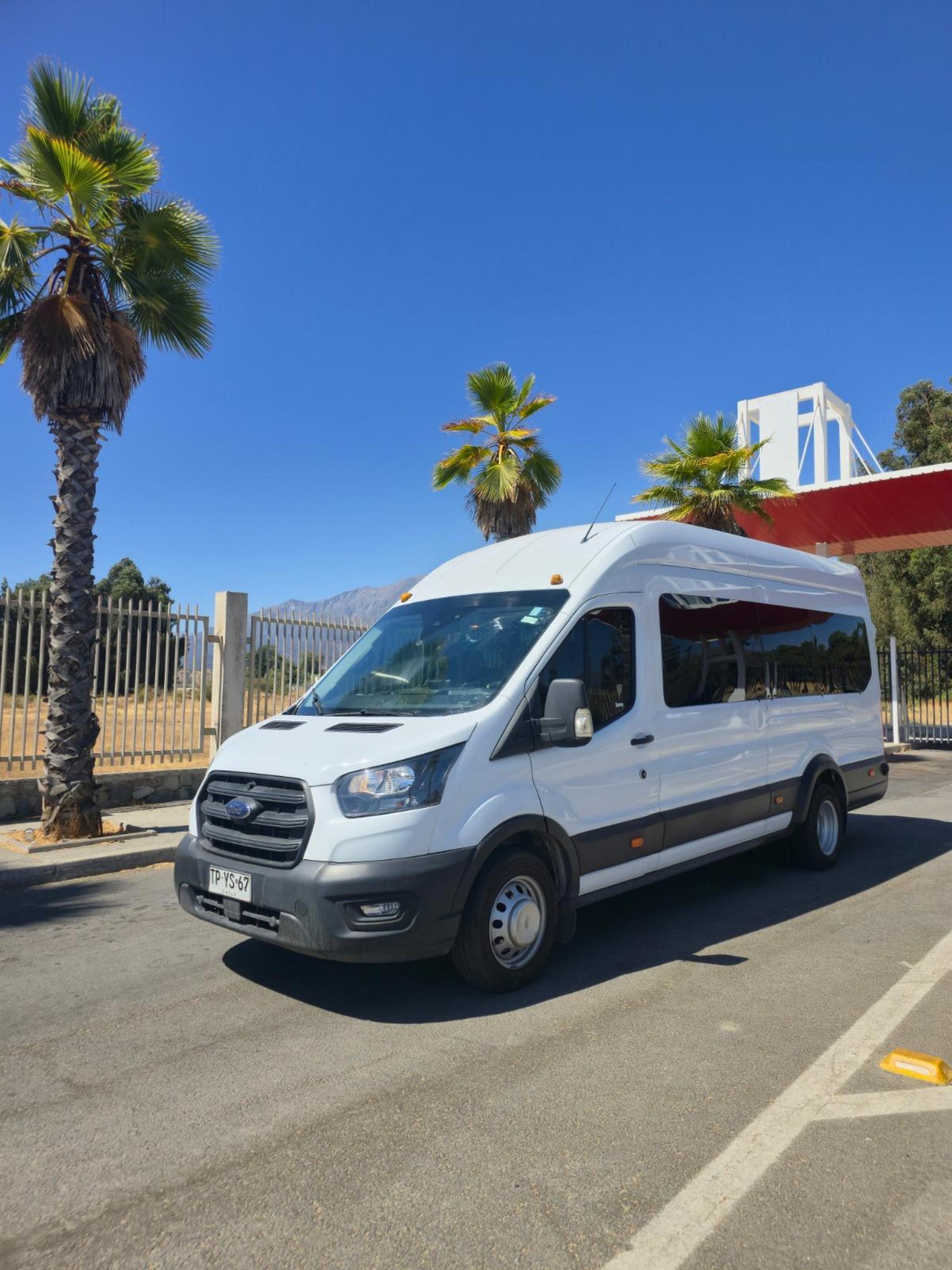 Ford Transit blanca de la flota DQC